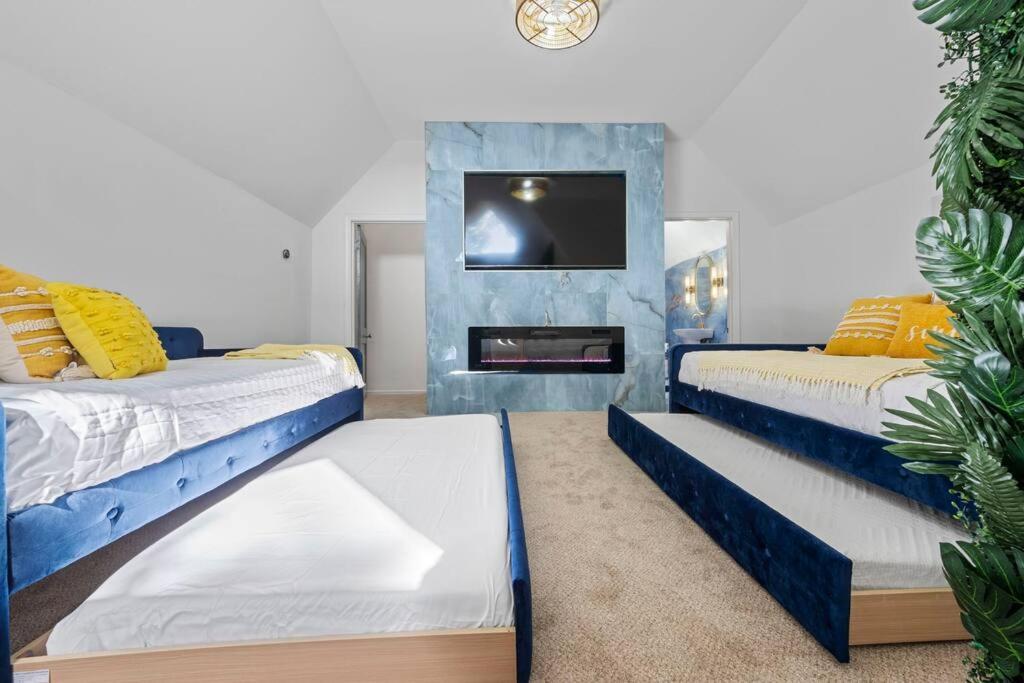 Large Historical W/ Fire Pit, Chef Kitchen. Memphis