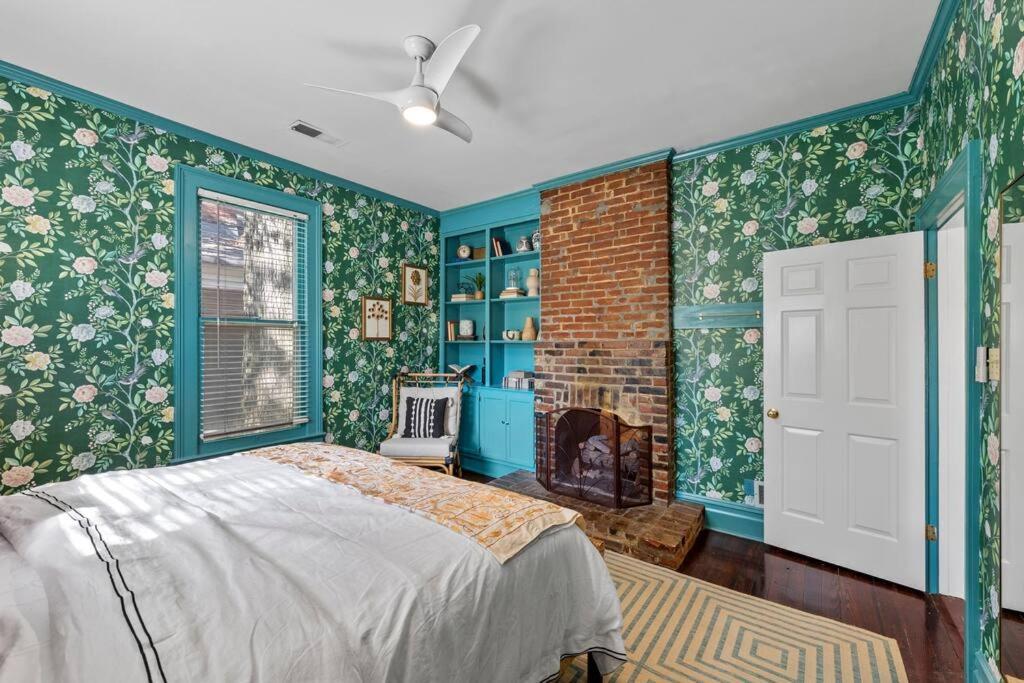 Large Historical W/ Fire Pit, Chef Kitchen.