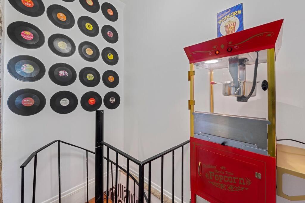 Large Historical W/ Fire Pit, Chef Kitchen.